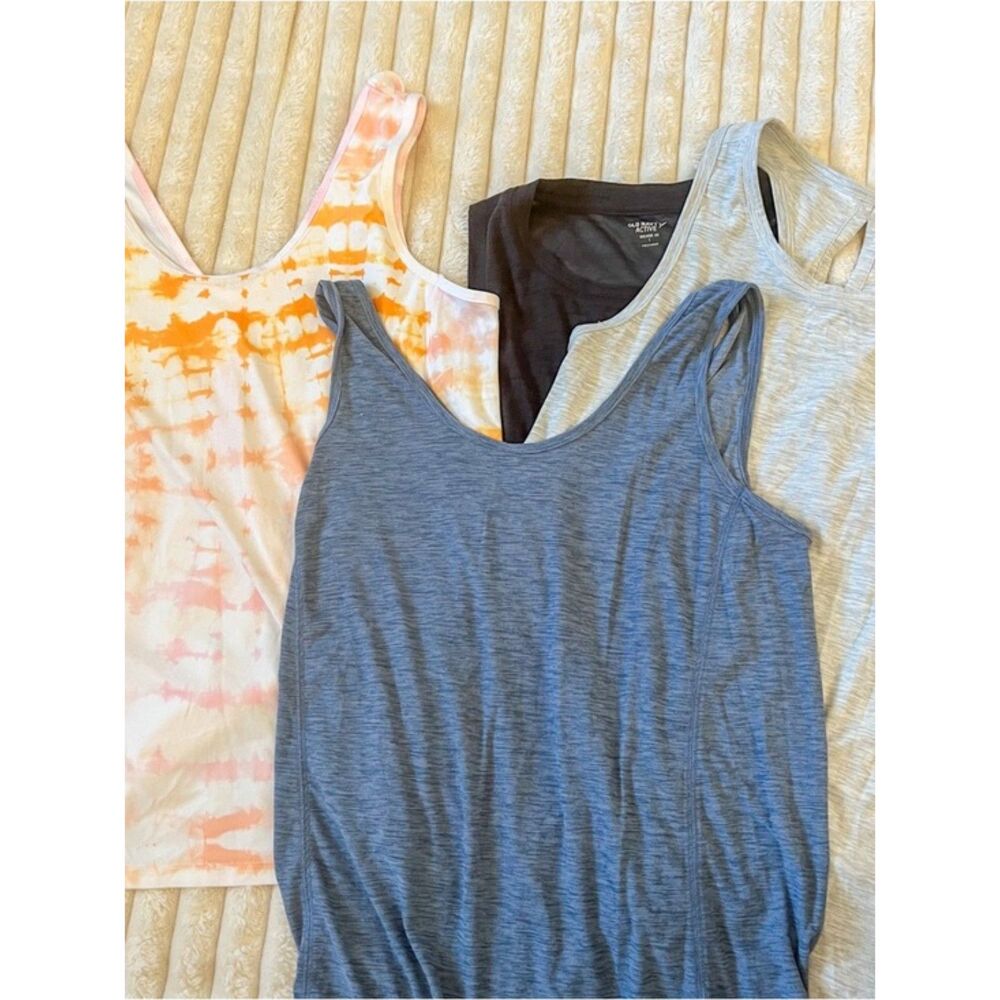 lot of 4 old navy work out tops size large